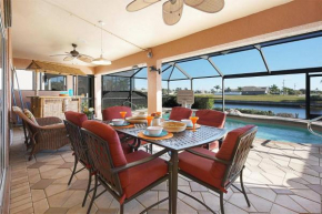 Spacious electric-heated pool home on Gulf-access canal with bikes - Villa Joan